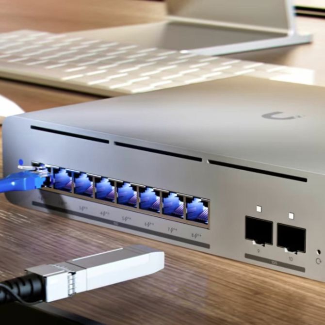 Stikalo UBIQUITI USW-Pro-XG-8-PoE, 8×10G RJ45 PoE++, 2×10G SFP+, Layer 3, Etherlighting, 155 W, namizno/stensko 4