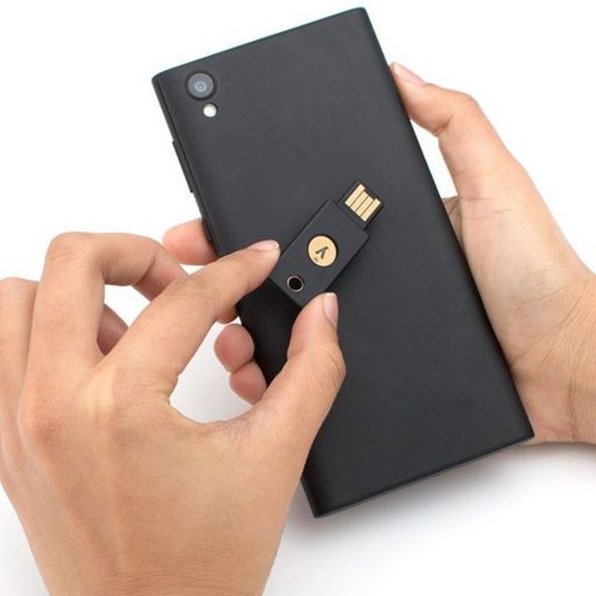 Varnostni ključ Yubico YubiKey 5 NFC  (črna/zlata) 5