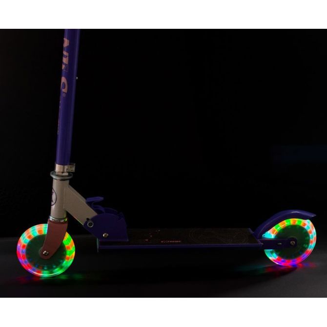 Skiro z LED kolesci Nils 2