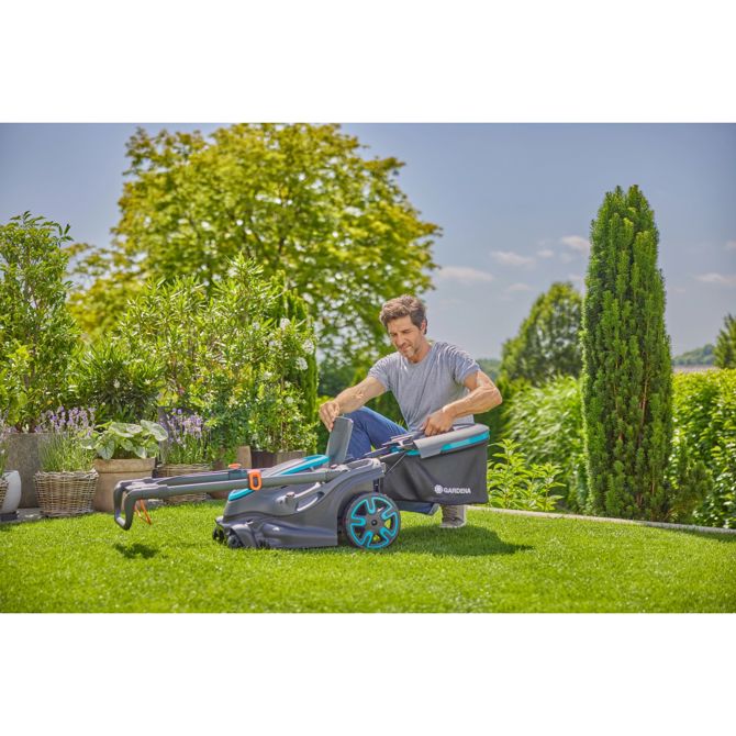 Akumulatorska kosilnica Gardena PowerMax Duo 46/36V P4A, 2 x 18 V, 2 x Li-Ion baterija 4,0 Ah, črno-siva 2