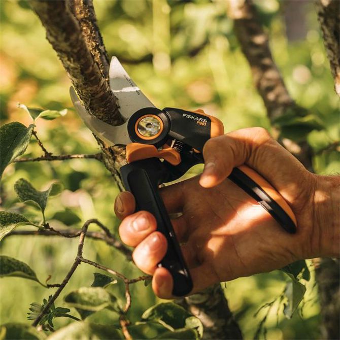 Ročne vrtne škarje Fiskars X-Series P961 PowerGear™, rezilo za veje do Ø26 mm, ergonomski FiberComp™ ročaji, drsna blokada ostrij 3