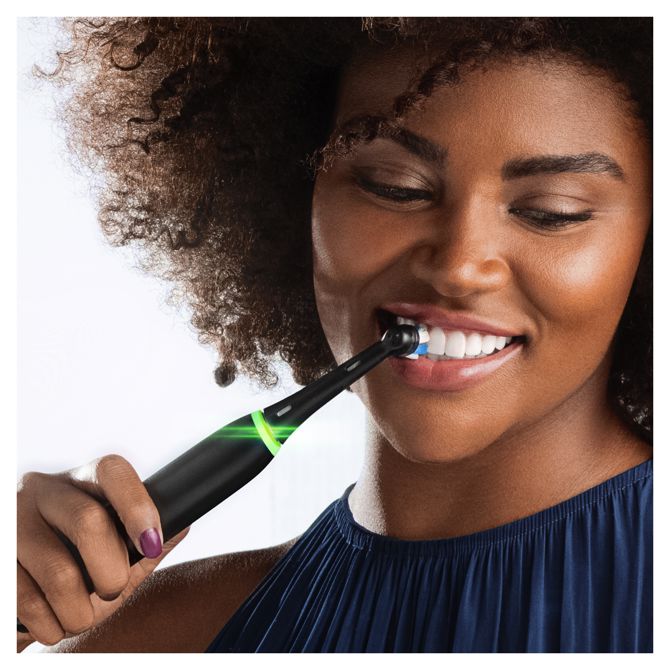 Električna zobna ščetka Oral B iO4, dvojno pakiranje, bela in črna 6